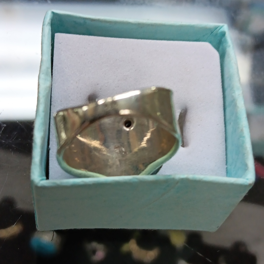 Silver ring size 8 . - Picture 2 of 3